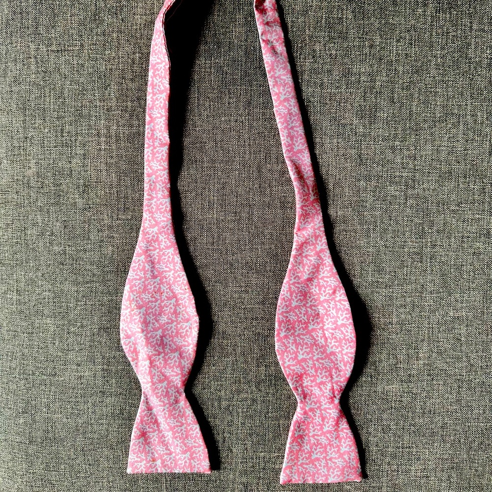 100% Silk Coral Themed Vineyard Vines Bowtie
